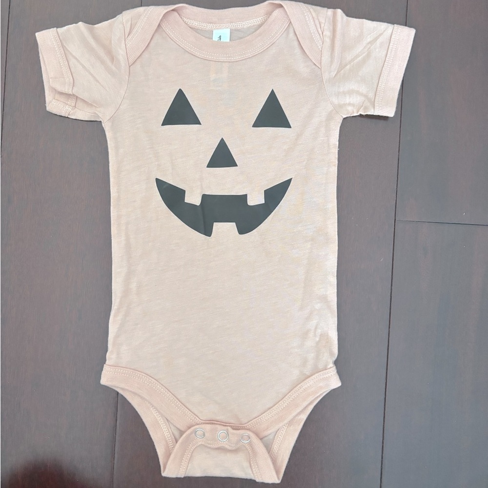 Blush Pumpkin Face Onsie. Size 6-12 months.